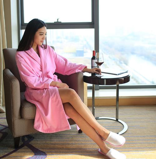 免费看成年人美女的相关介绍