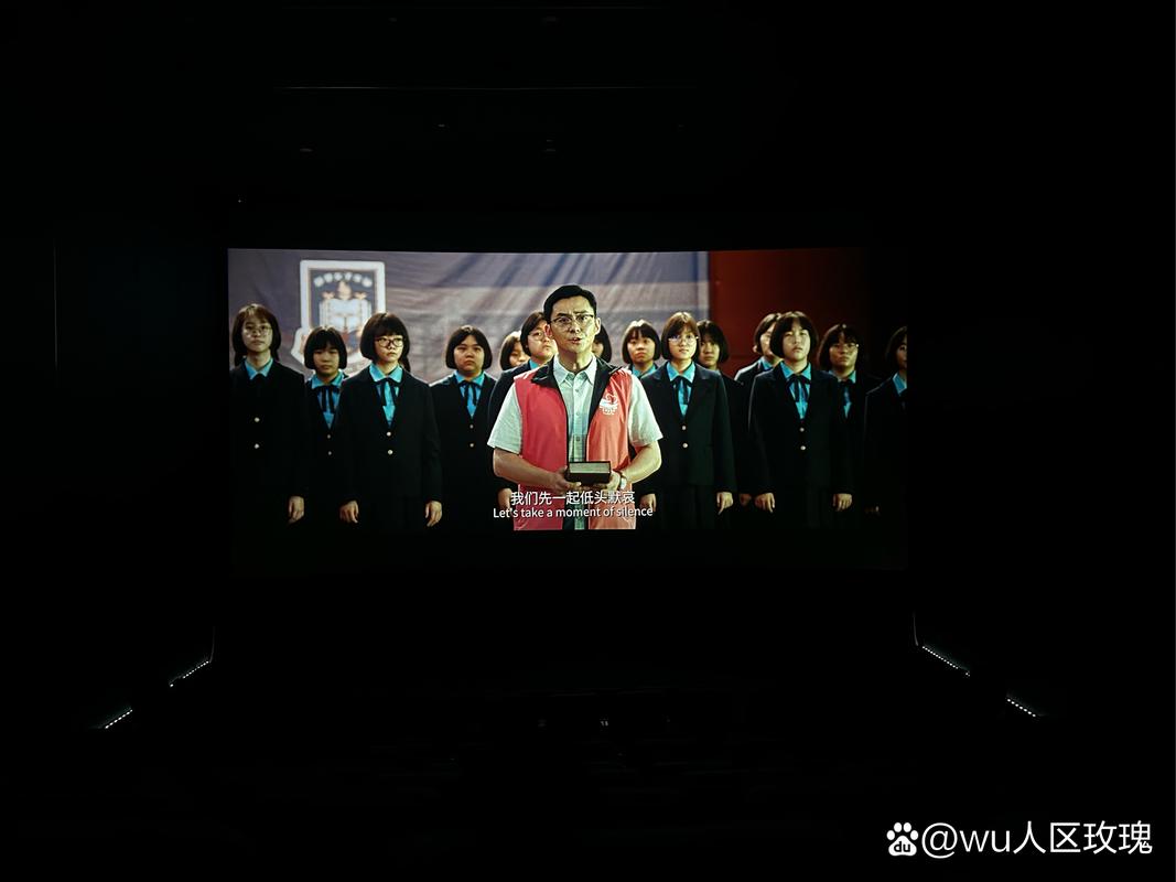 《一边摸一边亲》免费的相关介绍