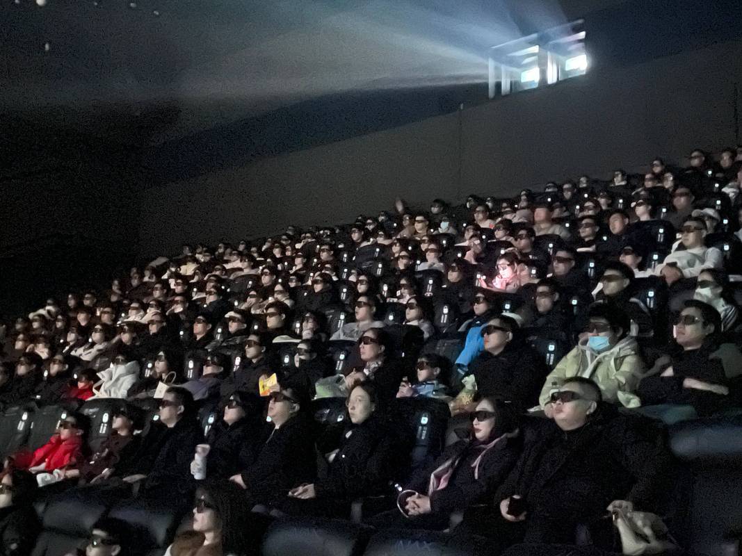 亚洲av男人的天堂久久久精品的相关介绍